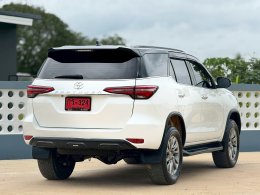 TOYOTA FORTUNER 2.4 V (AB/ABS) AT ปี2021 ราคา989,000บาท