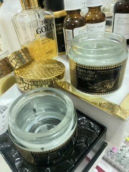 ครีมน้ำมันจระเข้จากเกาหลี Farmstay Crocodile Oil Cream 70g