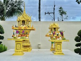 ศาลพระภูมิสีทองคำติดกระจกทองคำ