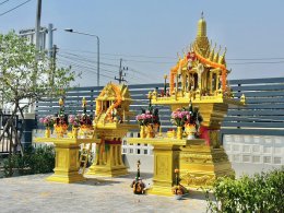 ศาลพระภูมิสีทองคำติดกระจกทองคำ