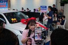 บรรยากาศงาน “โปรเจนนี่ ได้หมดถ้าสดชื่น” ที่โชว์รูม โตโยต้า บัสส์ สาขาวิภาวดี กับค่าตัว 1,000,000 บาท 