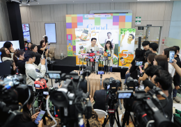 ดร.อั้ม อธิชาติ และ วีเจจ๋า ณัฐฐาวีรนุช ในงาน ”Good Health Great Heart — เฮลธ์ตี้ทั้งตัว หัวใจแฮปปี้” 