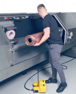 CFM ECONO 1412 Effortless front-loading of hollow cylinders without a compromise