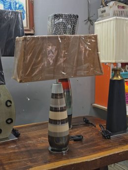 แจกันธรรมดาๆ มาประกอบเป็นโคมไฟตกแต่งบ้าน ด้วยขั้นตอนง่ายๆ