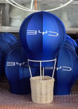 รับผลิตโคมไฟและงานดีไซน์ตามแบบ | ผลงานบอลลูนจิ๋วสำหรับ BYD