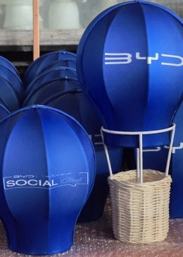 รับผลิตโคมไฟและงานดีไซน์ตามแบบ | ผลงานบอลลูนจิ๋วสำหรับ BYD