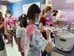 โครงการอาหารกลางวันเพื่อน้องท้องอิ่ม  Lunch for Little Ones Project
