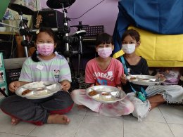 โครงการอาหารกลางวันเพื่อน้องท้องอิ่ม  Lunch for Little Ones Project