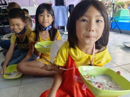 โครงการอาหารกลางวันเพื่อน้องท้องอิ่ม  Lunch for Little Ones Project