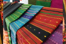 พัฒนายกระดับผลิตภัณฑ์ OTOP นวัตกรรมผ้าทอไทย - ยวน จังหวัดราชบุรี