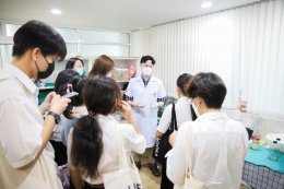 คลินิกการแพทย์แผนจีนหัวเฉียว ต้อนรับคณะอาจารย์และนักศึกษาจากวิทยาลัยแพทยศาสตร์นานาชาติจุฬาภรณ์ มหาวิทยาลัยธรรมศาสตร์ เข้าเยี่ยมชมและศึกษาดูงานด้านการแพทย์แผนจีน