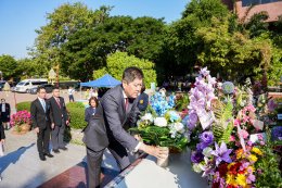 คลินิกการแพทย์แผนจีนหัวเฉียว ร่วมในพิธีวางกระเช้าดอกไม้ เพื่อแสดงกตเวทิตาคุณ ในวัน ดร.อุเทน เตชะไพบูลย์