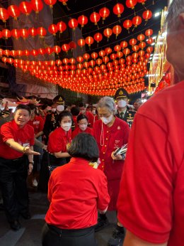 สมเด็จพระกนิษฐาธิราชเจ้า กรมสมเด็จพระเทพรัตนราชสุดาฯ เสด็จเยี่ยมชมบูธคลินิกการแพทย์แผนจีนหัวเฉียว ในงานเทศกาลตรุษจีนไชน่าทาวน์เยาวราช 2568