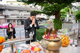 คลินิกการแพทย์แผนจีนหัวเฉียวจัดพิธีเจริญพระพุทธมนต์และสักการะสิ่งศักดิ์สิทธิ์ประจำคลินิกฯ เนื่องในโอกาสครบรอบ 30 ปีแห่งการก่อตั้ง