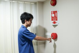 คลินิกการแพทย์แผนจีนหัวเฉียว อบรมดับเพลิงขั้นต้นและซ้อมอพยพหนีไฟ ประจำปี 68 ยกระดับมาตรฐานความปลอดภัยสถานพยาบาลอย่างเข้มแข็ง