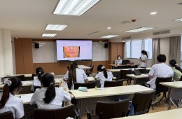 คลินิกการแพทย์แผนจีนหัวเฉียว จัดพิธีปฐมนิเทศนักศึกษาฝึกงาน คณะการแพทย์แผนจีน รุ่นที่ 17 มหาวิทยาลัยหัวเฉียวเฉลิมพระเกียรติ