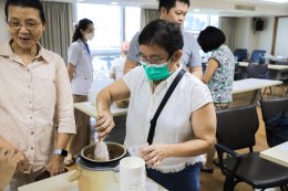 คลินิกการแพทย์แผนจีนหัวเฉียว จัดกิจกรรม บ๊ะจ่างสมุนไพร ในหม้อหุ้งข้าว 