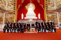 คลินิกการประกอบโรคศิลปะ สาขาการแพทย์แผนจีนหัวเฉียว ร่วมเฝ้าทูลละอองธุลีพระบาทรับเสด็จ พระบาทสมเด็จพระเจ้าอยู่หัว และสมเด็จพระนางเจ้าฯ พระบรมราชินี ในโอกาสเสด็จพระราชดำเนินทรงเปิด ศาลเจ้าไต้ฮงกงหยกขาว เฉลิมพระเกียรติ ๗๒ พรรษา
