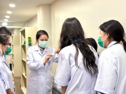 คลินิกการแพทย์แผนจีนหัวเฉียว เปิดบ้านต้อนรับนักศึกษาไทย-จีน  เรียนรู้สมุนไพรและการแพทย์แผนจีนจากของจริง