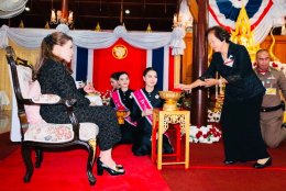 ทูลกระหม่อมหญิงอุบลรัตนราชกัญญา สิริวัฒนาพรรณวดี พระราชทานของที่ระลึกแก่ ดร.นฤมล สุรเศรษฐ ประธานกรรมการ L.S. Jewelry Group 
