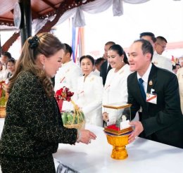 ทูลกระหม่อมหญิงอุบลรัตนราชกัญญา สิริวัฒนาพรรณวดี พระราชทานของที่ระลึกแก่ ดร.นฤมล สุรเศรษฐ ประธานกรรมการ L.S. Jewelry Group 