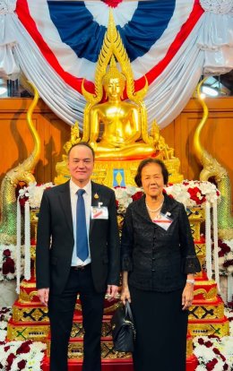 ทูลกระหม่อมหญิงอุบลรัตนราชกัญญา สิริวัฒนาพรรณวดี พระราชทานของที่ระลึกแก่ ดร.นฤมล สุรเศรษฐ ประธานกรรมการ L.S. Jewelry Group 