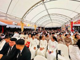 ทูลกระหม่อมหญิงอุบลรัตนราชกัญญา สิริวัฒนาพรรณวดี พระราชทานของที่ระลึกแก่ ดร.นฤมล สุรเศรษฐ ประธานกรรมการ L.S. Jewelry Group 