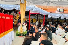 ทูลกระหม่อมหญิงอุบลรัตนราชกัญญา สิริวัฒนาพรรณวดี พระราชทานของที่ระลึกแก่ ดร.นฤมล สุรเศรษฐ ประธานกรรมการ L.S. Jewelry Group 