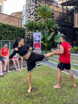กิจกรรมออกกำลังกายตอนเช้า & การแสดงศิลปะการต่อสู้ด้วยมวยไทย โดย น้ำเพชรมวยไทยยิม