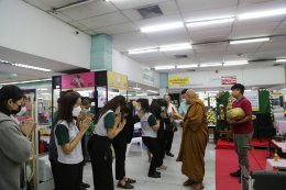 ฟังพระธรรมเทศนา พร้อมบริจาคปัจจัยและ สิ่งของช่วยเหลือ วัดพระบาทน้ำพุ จังหวัดลพบุรี