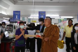 ฟังพระธรรมเทศนา พร้อมบริจาคปัจจัยและ สิ่งของช่วยเหลือ วัดพระบาทน้ำพุ จังหวัดลพบุรี