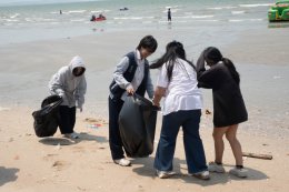 กิจกรรมเก็บขยะบริเวณริมชายหาดบางแสน ในโครงการ Heart for Thai Sea Restoration