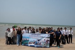 กิจกรรมเก็บขยะบริเวณริมชายหาดบางแสน ในโครงการ Heart for Thai Sea Restoration