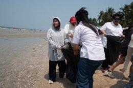 กิจกรรมเก็บขยะบริเวณริมชายหาดบางแสน ในโครงการ Heart for Thai Sea Restoration