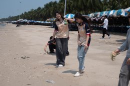 กิจกรรมเก็บขยะบริเวณริมชายหาดบางแสน ในโครงการ Heart for Thai Sea Restoration