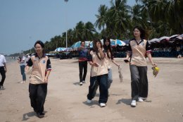 กิจกรรมเก็บขยะบริเวณริมชายหาดบางแสน ในโครงการ Heart for Thai Sea Restoration