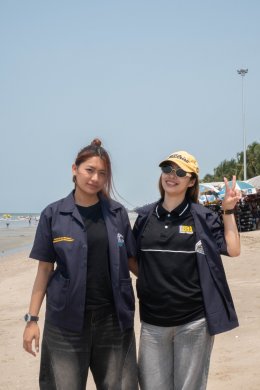 กิจกรรมเก็บขยะบริเวณริมชายหาดบางแสน ในโครงการ Heart for Thai Sea Restoration