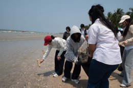 กิจกรรมเก็บขยะบริเวณริมชายหาดบางแสน ในโครงการ Heart for Thai Sea Restoration