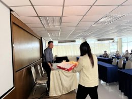 คณาจารย์และบุคลากรคณะบริหารธุรกิจ ร่วมอวยพร อาจารย์ศราวุธ เอี่ยมสอาด คณบดีคณะบริหารธุรกิจ เนื่องในโอกาสวันคล้ายวันเกิด