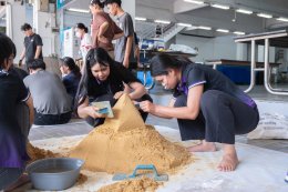 บริหารธุรกิจร่วมใจ ก่อเจดีย์ทรายต้อนรับสงกรานต์