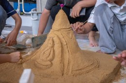 บริหารธุรกิจร่วมใจ ก่อเจดีย์ทรายต้อนรับสงกรานต์