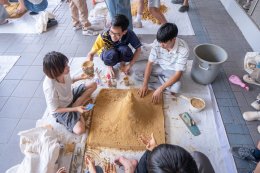 บริหารธุรกิจร่วมใจ ก่อเจดีย์ทรายต้อนรับสงกรานต์