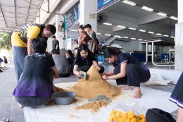 บริหารธุรกิจร่วมใจ ก่อเจดีย์ทรายต้อนรับสงกรานต์