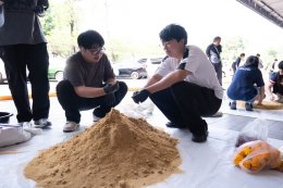 บริหารธุรกิจร่วมใจ ก่อเจดีย์ทรายต้อนรับสงกรานต์