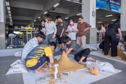 บริหารธุรกิจร่วมใจ ก่อเจดีย์ทรายต้อนรับสงกรานต์