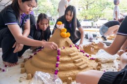 บริหารธุรกิจร่วมใจ ก่อเจดีย์ทรายต้อนรับสงกรานต์