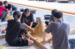 บริหารธุรกิจร่วมใจ ก่อเจดีย์ทรายต้อนรับสงกรานต์