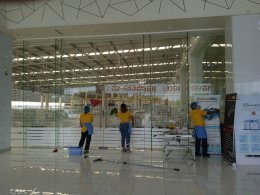 งานทำความสะอาดกระจก – บริษัท เอพี ฮอนด้า บางบอน
