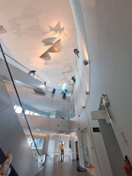 งานเช็ดกระจกอาคารสูง Cleaning Solution - ศูนย์การเรียนรู้ การไฟฟ้า