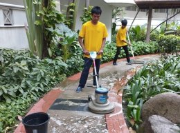หมดปัญหาสกปรกฝังลึก: Cleaning Solution บริการขัดพื้นภายนอกครบวงจรสำหรับทุกพื้นผิว